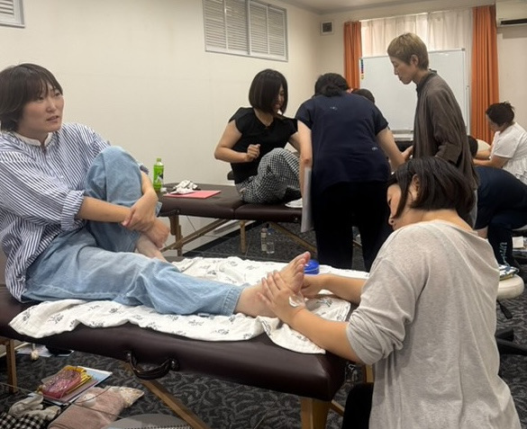 講座で、受講生同士が実際に足もみを練習している様子